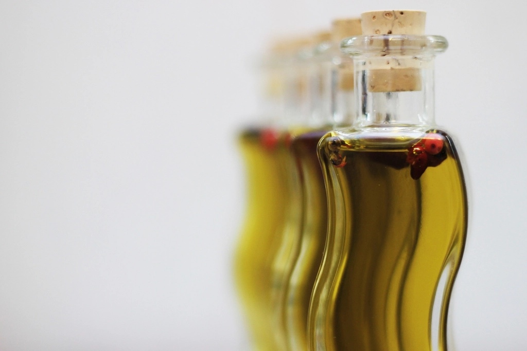 Carrier oil decanting vessels